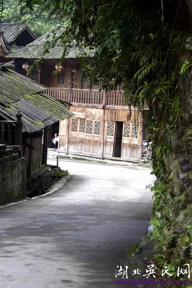 開明紳士吳貴齋       為民造福眾人夸