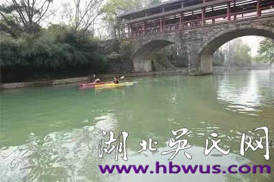 開明紳士吳貴齋       為民造福眾人夸