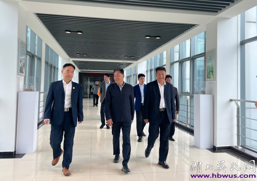 湖北吳氏陪同世吳主席吳國榮參訪大冶勁牌有限公司