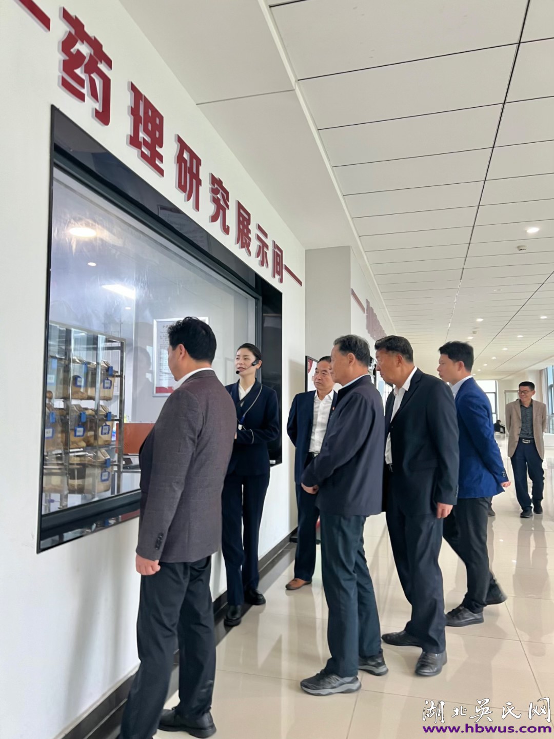 世吳主席一行到湖北大冶參觀勁牌集團