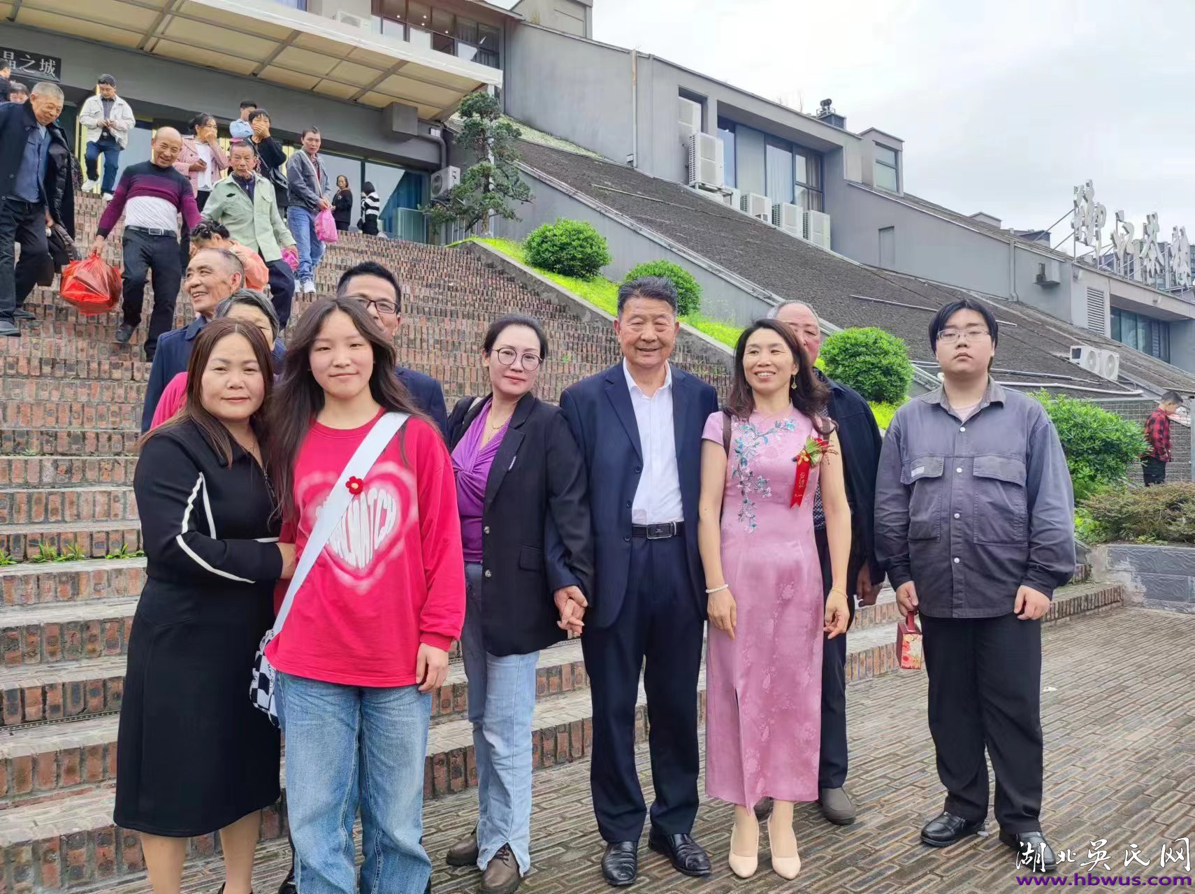 吳合林會長一行人應(yīng)邀赴四川走訪慶余堂吳氏宗親