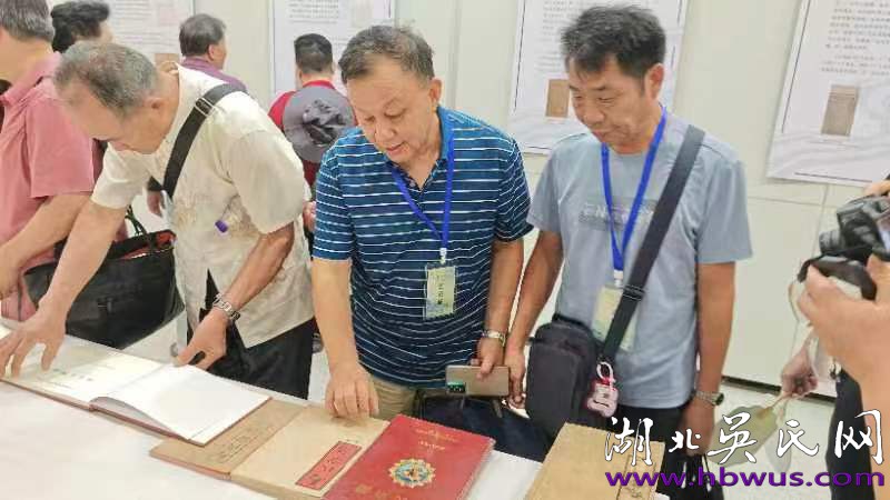 湖北吳氏祝賀湖北第十五屆曬譜活動(dòng)開(kāi)幕