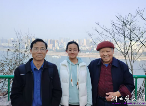 吳大升：乙巳首日，我們爺仨登上了磨基山頂